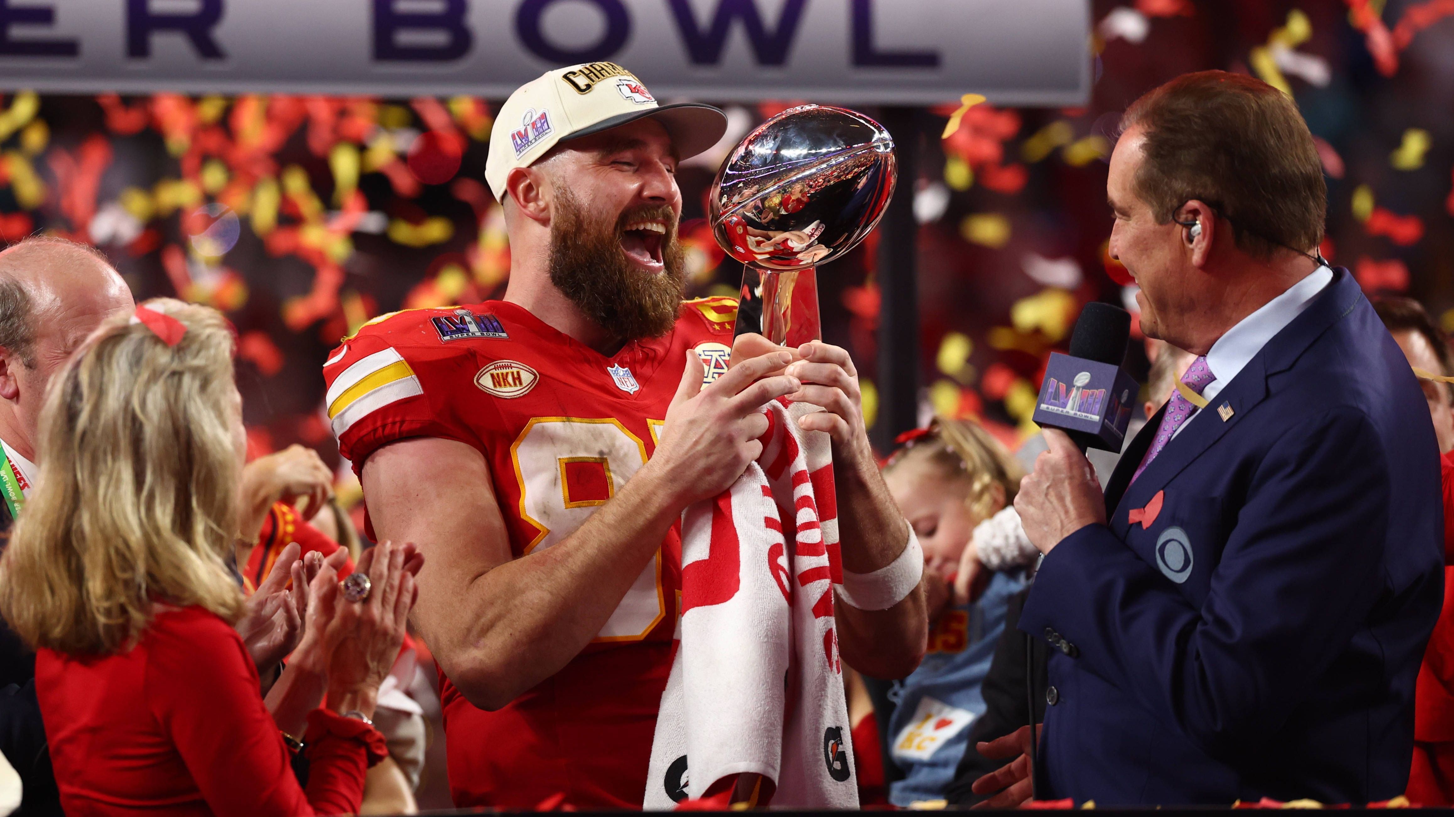 Nachdem sich die Kansas City Chiefs im Super Bowl LVIII gegen die San Francisco 49ers durchgesetzt haben, gehören sie nun zu den wenigen Teams denen es gelang, "Back-to-Back" den Super-Bowl-Titel zu verteidigen. <em><strong>ran</strong></em> zeigt euch die anderen Mannschaften denen dieses Kunststück gelang.