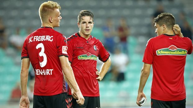 
                <strong>SC Freiburg</strong><br>
                Deutsche Teams und die Europa-League-Qualifikation - das ist bislang keine Liebesgeschichte. Nachdem in früheren Jahren Mainz (gleich zwei Mal), und Hertha BSC erst im vergangenen Jahr im Kampf um ein Ticket für die Gruppenphase scheiterten, hat es in diesem Jahr den SC Freiburg erwischt. Die Breisgauer schieden nach einem 1:0-Heimsieg noch im Rückspiel gegen den Underdog Domzale aus. Das Team von Coach Christian Streich unterlag auswärts überraschend mit 0:2 und damit ist die internationale Saison für den Bundesligisten nach zwei Spielen zu Ende.
              