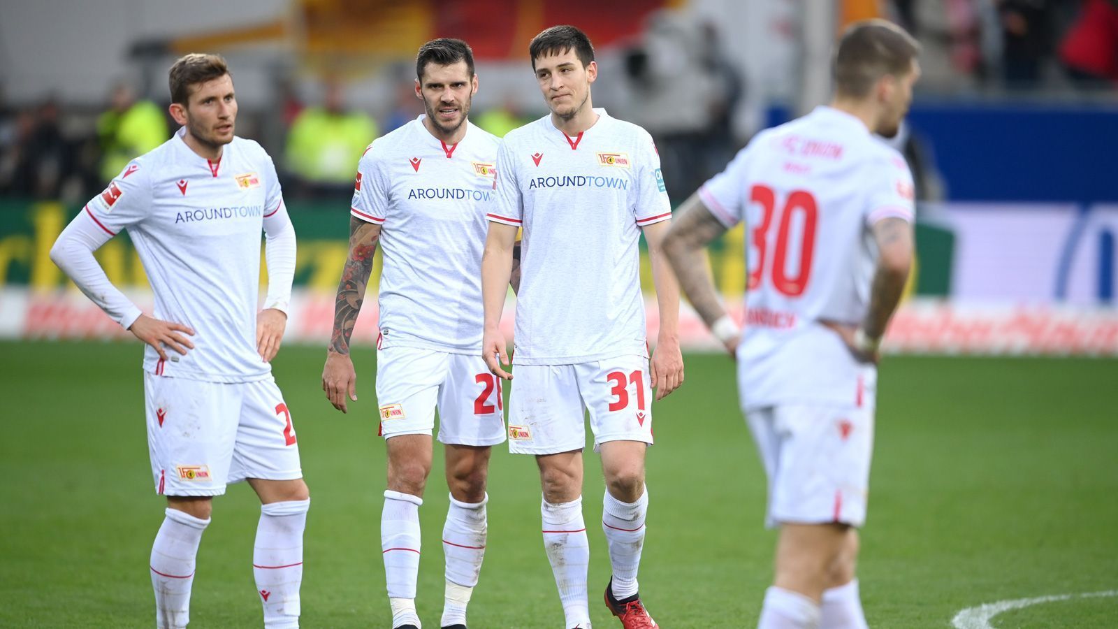 
                <strong>11. Union Berlin (30 Punkte)</strong><br>
                Auch Union Berlin spielt als Aufsteiger eine beeindruckende Saison. Die Berliner holen seit Saisonbeginn konstant Punkte und mussten sich so selten Sorgen darum machen, noch in den Abstiegskampf zu rutschen. Das Restprogramm wird nach dem anstehenden Spiel gegen den FC Bayern deutlich leichter, demnach hat Union beste Karten, eine weitere Saison in der Bundesliga zu spielen. 
              