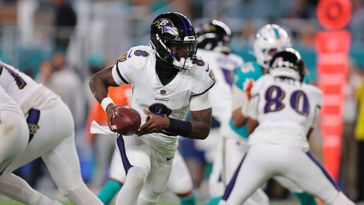 NFL, American Football Herren, USA Baltimore Ravens at Miami Dolphins Oct 30, 2025; Miami Gardens, Florida, USA; Baltimore Ravens quarterback Lamar Jackson (8) runs for a gain during the third quar...