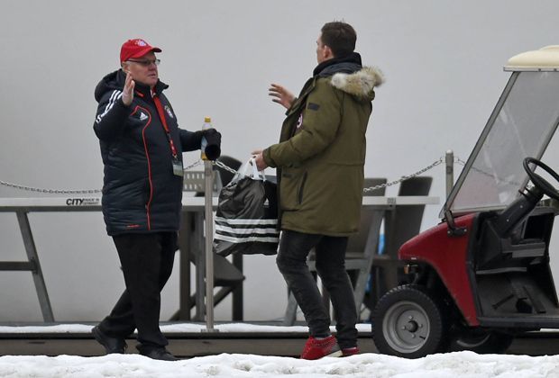 
                <strong>Servus, mach's guad!</strong><br>
                Dann heißt es noch verabschieden. Höjbjerg sagt den Ordnern auf Wiedersehen. Im Juli kehrt er dann ja wieder an die Säbener Straße zurück.
              