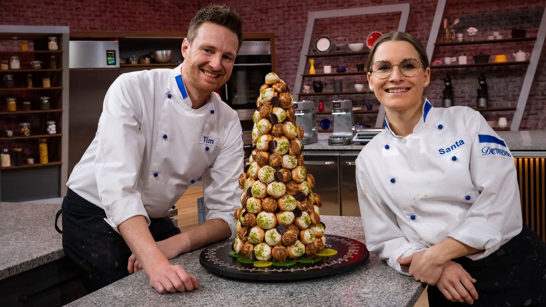 Windbeutel mit Schoko-Sahne und Maracuja-Gelee und Windbeutel im Schoko-Mantel mit Mocca-Creme