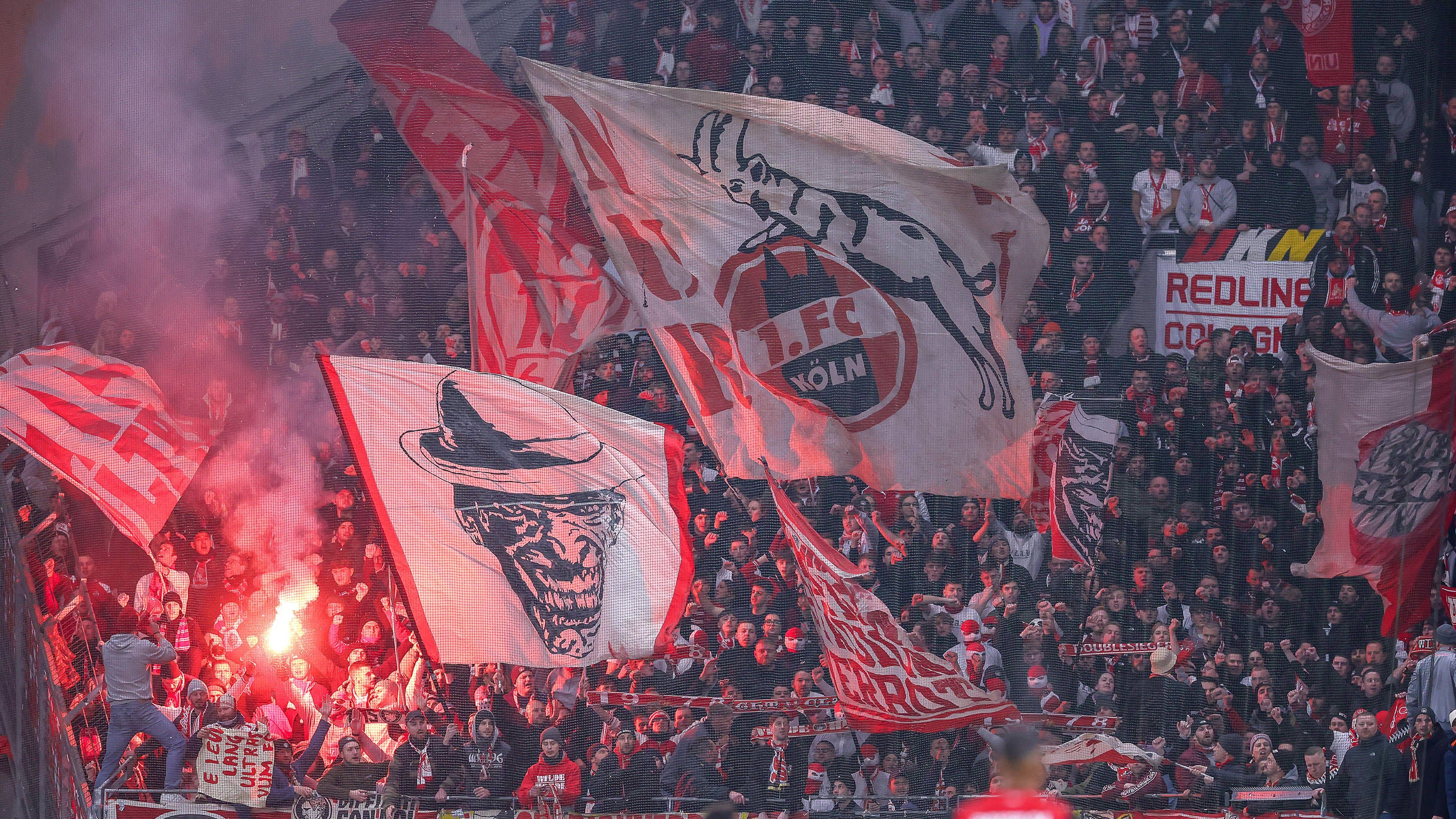 <em><strong>Wer ist Strafenmeister der Saison 2024/25?</strong><br>Das Abbrennen von Pyrotechnik sowie das Werfen von Gegenständen sind im Stadion weiterhin verboten. Dennoch verstoßen einige Fans regelmäßig gegen diese Regeln, was für die Vereine häufig Geldstrafen oder andere Sanktionen zur Folge hat. Solche Vorfälle werden dokumentiert und unter anderem auch auf Plattformen wie <a href="https://www.fussballmafia.de/strafen/tabelle/2024-2025/">fussballmafia.de</a> nachvollziehbar gemacht. <strong>ran</strong> zeigt euch, welches Team die höchste Strafe zahlen musste.</em>