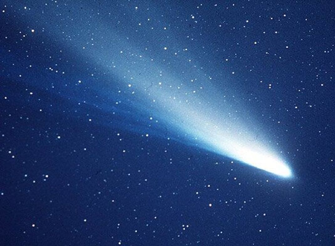 Der Halleysche Komet hinterlässt auf seiner 76-jährigen Reise um die Sonne eine feine Spur aus Trümmern, zumeist Eis und Gesteinspartikel in Millimetergröße. Wenn die Erde durch diese Spur fliegt, prallt ein Teil davon auf die Atmosphäre - und erzeugt Sternschuppen-Schauer.