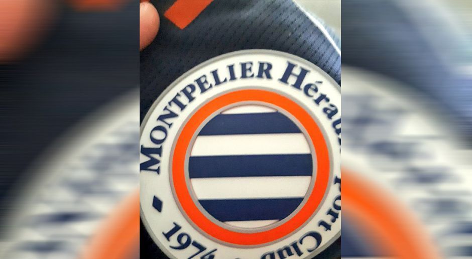 
                <strong>Trikot-Fail beim HSC Montpellier</strong><br>
                Wie kann denn so etwas passieren, dachten sich wohl viele Fans des HSC Montpellier. Das Trikot für die neue Saison wurde mit einem Vereinslogo verkauft, in welchem der Stadtname falsch geschrieben ist. Montpellier hat statt zwei nur ein "l" bekommen. Auch die Spieler sind mit diesem Trikot bereits aufgelaufen. Noch peinlicher: Den Fans ist der Fauxpas schneller aufgefallen als den Vereins-Verantwortlichen. "Ändert die Stadt jetzt ihren Namen oder der Verein das Trikot?", fragte beispielsweise ein User auf "Twitter". Inzwischen hat der Verein ein offizielles Statement veröffentlicht und erklärt, dass dem Fabrikanten ein Fehler unterlaufen sei. Die falsch bedruckten Jerseys können ausgetauscht werden.
              