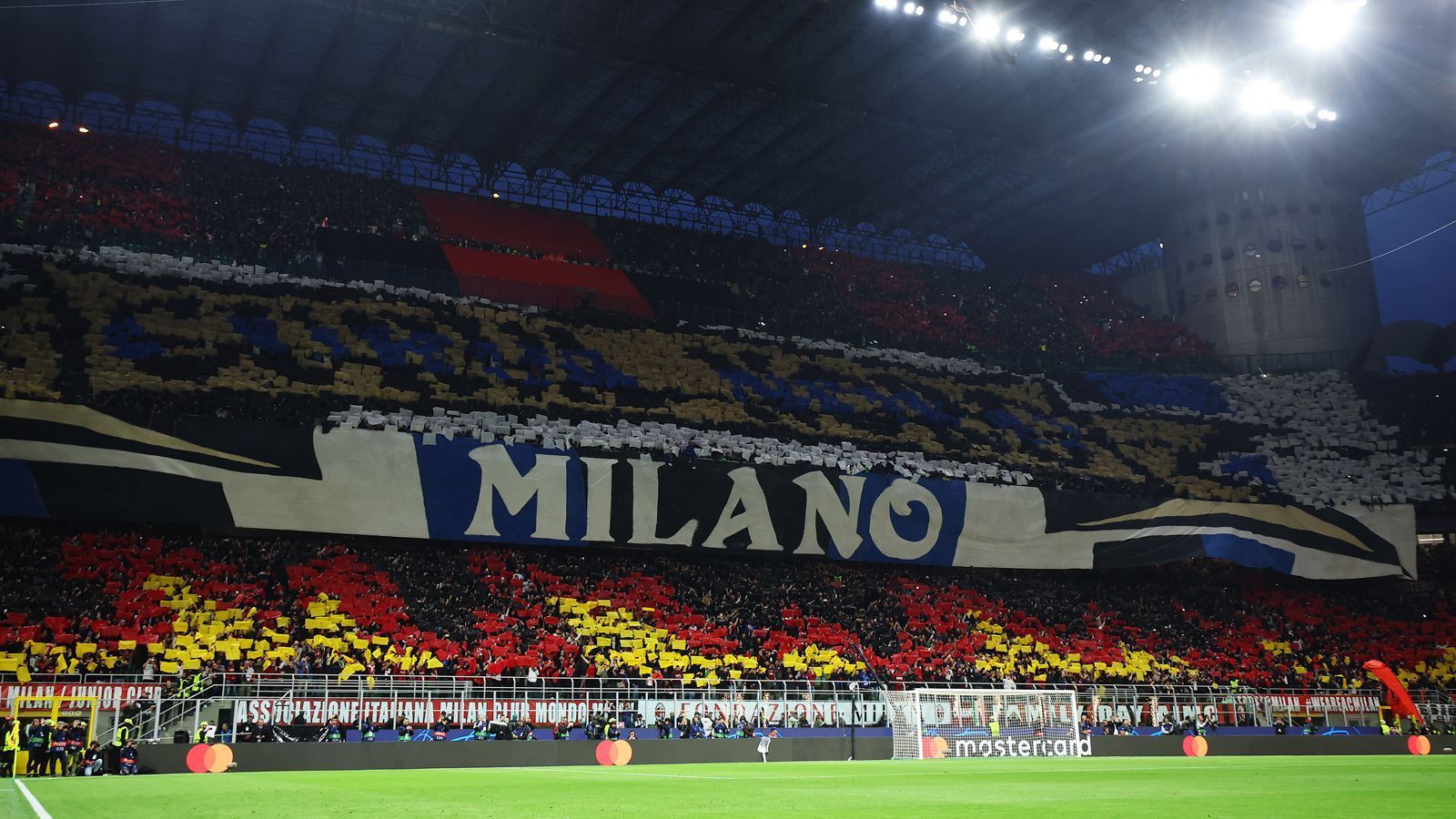 
                <strong>Stadtderby in der Champions League: AC Mailand vs. Inter Mailand</strong><br>
                Auch der Gäste-Block ist vorbereitet, die Inter-Fans zeigen ebenfalls eine Choreographie.
              