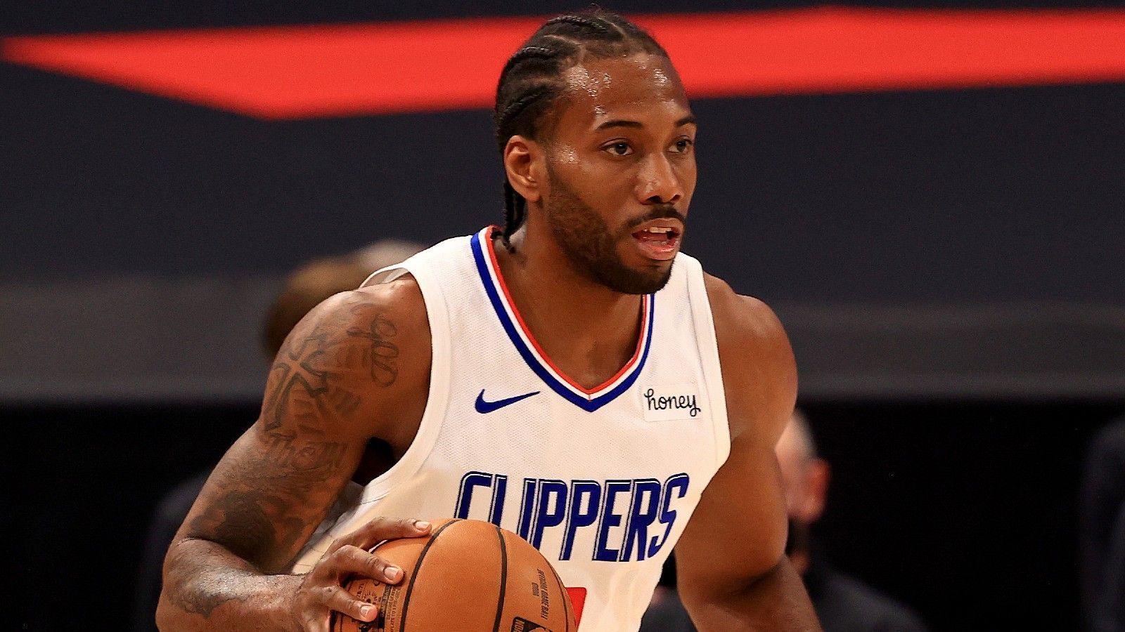 
                <strong>Kawhi Leonard</strong><br>
                Auch bei Kawhi Leonard wird es ernst. Zwar gab es zuletzt immer wieder Gerüchte über einen Abgang, der 30-Jährige wird aber wohl bei den Los Angeles Clippers bleiben. Medienberichten zufolge gibt es für Leonard zwei Optionen: Er könnte sofort einen Vierjahresvertrag über 176 Millionen Dollar unterschreiben - oder einen Einjahresvertrag. Dadurch hätte er 2022 die Chance, für fünf weitere Jahre und 241 Millionen zu unterzeichnen.
              