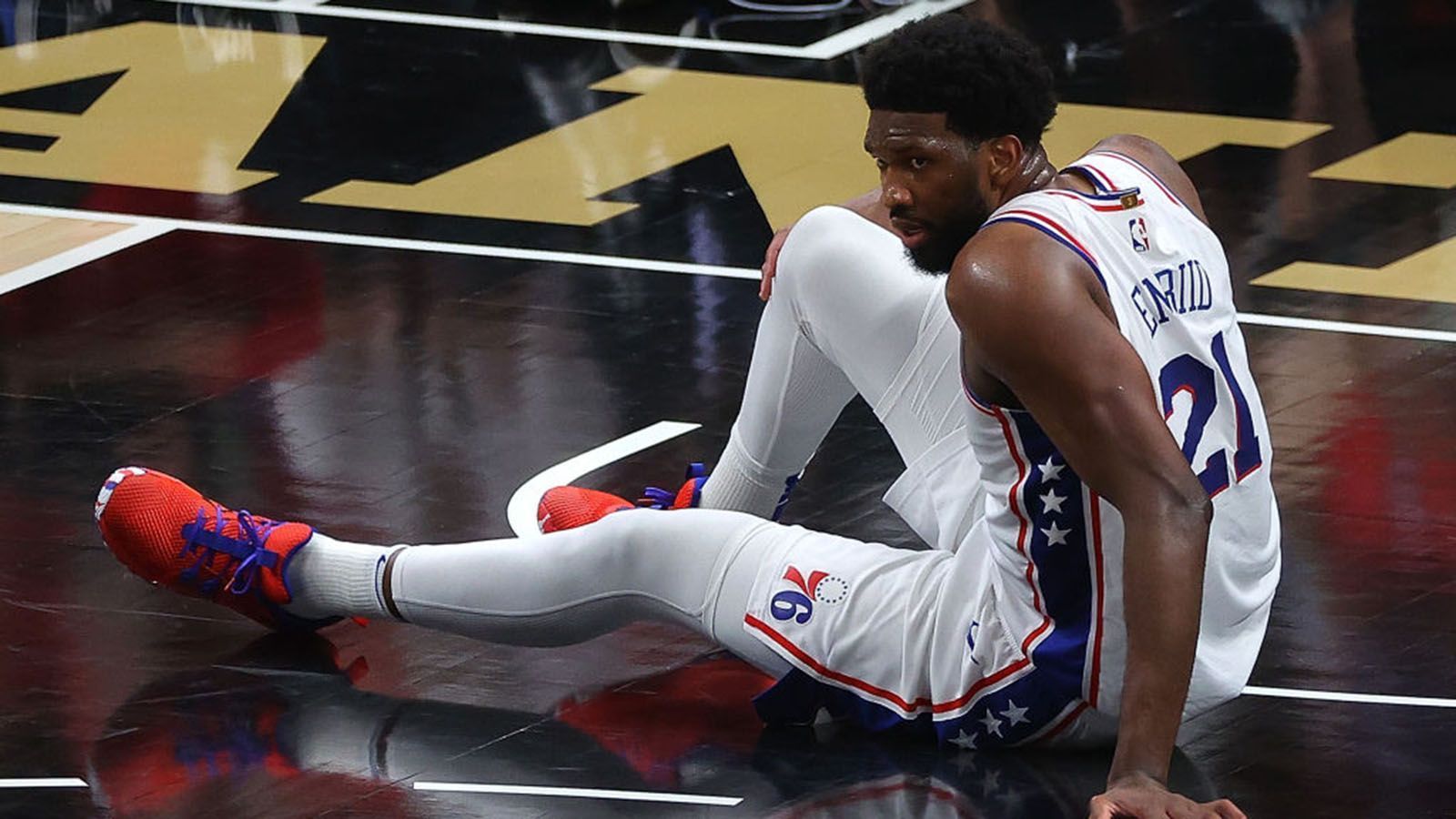 
                <strong>Joel Embiid (Philadelphia 76ers)</strong><br>
                Der Vize-MVP der diesjährigen Saison plagt sich bereits seit Jahren immer wieder mit Verletzungen herum. In den diesjährigen Playoffs machte ihm der Meniskus am linken Knie zu schaffen und zwang ihn zu einer Pause in der ersten Playoff-Runde. Auch im Duell mit den Atlanta Hawks ist der Big Man der Sixers teilweise noch gehandicapt und muss immer wieder in der Kabine behandelt werden. Angesichts der enormen Belastung erscheint es fraglich, ob Embiid in den Playoffs noch einmal komplett verletzungsfrei wird. 
              