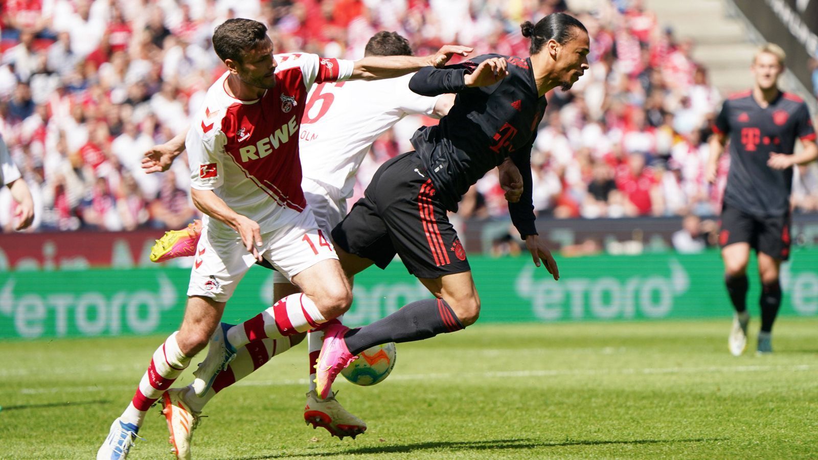 
                <strong>Leroy Sane </strong><br>
                Sane ist von Spielbeginn an sehr aktiv, bringt den Ball schnell nach vorne und bereitet dadurch das 1:0 vor. Auch nach hinten arbeitet er viel, geht teilweise bis an die eigene Grundlinie. Sein vermeintlicher Treffer zum 2:0 wird wegen Handspiels (aus kurzer Distanz angeschossen) aberkannt.  ran-Note: 2
              