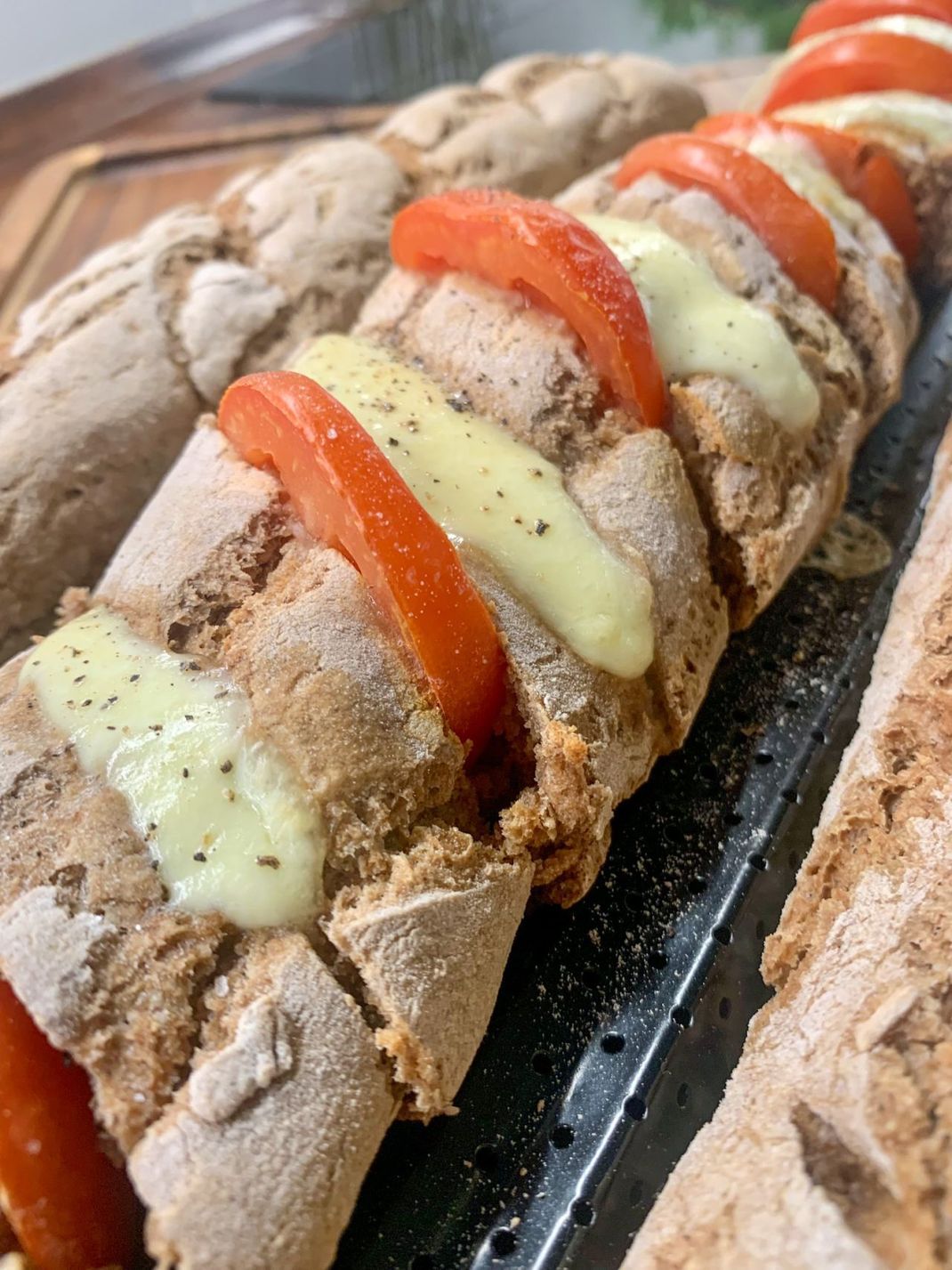 Baguettes wie in Frankreich auf Sauerteigbasis, verfeinert mit Tomate und Mozzarella.