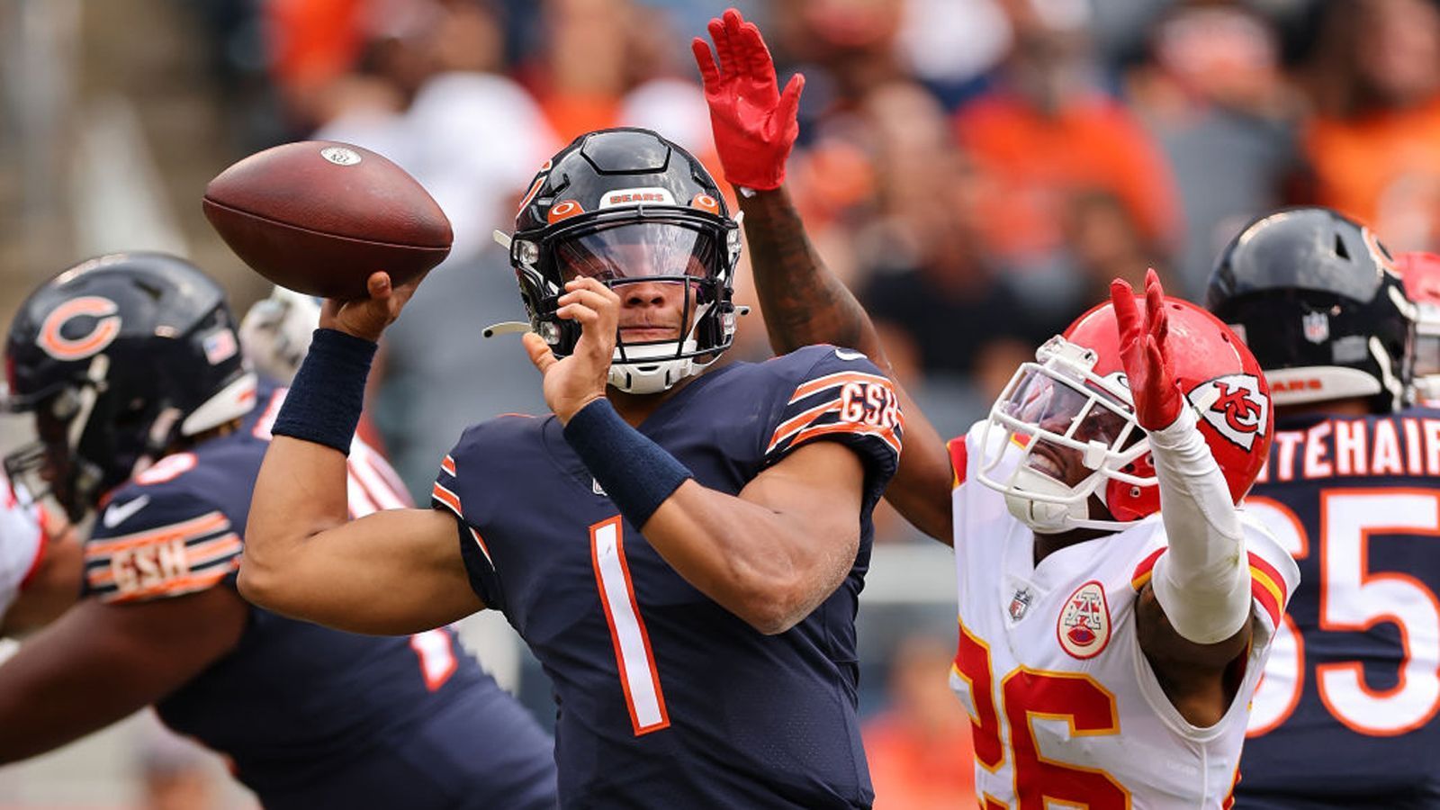 
                <strong>Verlierer: Die Offensive Line der Chicago Bears</strong><br>
                Die Offensive Line der Chicago Bears gilt als mögliche Schwachstelle. Dabei wäre es so wichtig, Quarterback Justin Fields in seiner zweiten NFL-Saison besser zu schützen. Das erste Preseason-Spiel gegen die Kansas City Chiefs (hier das Relive in voller Länge) konnte die Sorgen nicht lindern. Gleich in den ersten beiden Drives wurde Fields jeweils einmal gesackt.
              