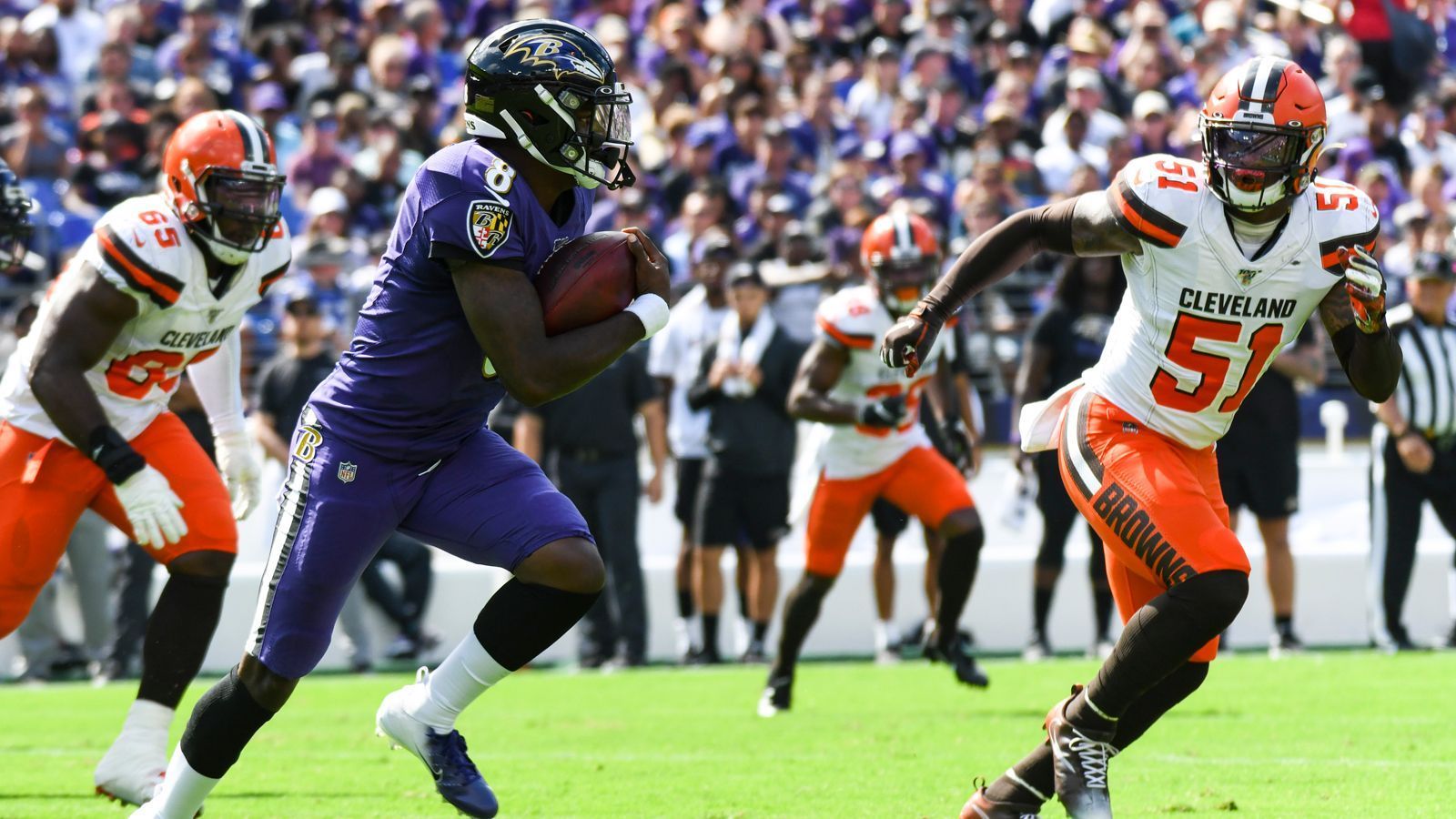 
                <strong>Cleveland Browns at Baltimore Ravens</strong><br>
                Beim Duell der beiden AFC-North-Teams Baltimore Ravens und Cleveland Browns gibt es für Stecker nur einen Sieger. "Ich tippe auf die Ravens, weil Jackson sie zu Hause in Grund und Boden laufen wird", sagt er.
              