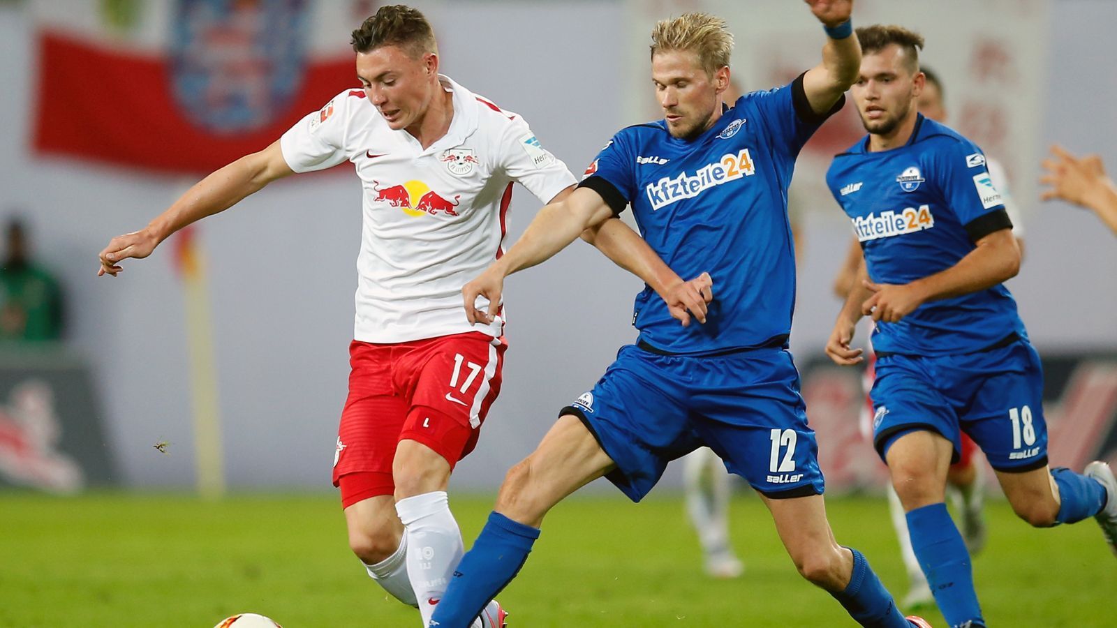 
                <strong>Nils Quaschner</strong><br>
                Ein Jahr vor Keita tauchte das damalige Sturm-Talent Nils Quaschner in Leipzig auf, um dort im besten Fall zum Bundesliga-Star zu reifen. Der Transfer von Salzburg zu den Sachsen war eigentlich schon für Anfang 2015 geplant, doch scheiterte letztlich am Regulativ. Da Quaschner im Herbst 2014 bereits für Salzburg und die inoffizielle zweite Mannschaft namens FC Liefering aufgelaufen war, wurde Quaschner ein internationaler Wechsel untersagt. Immerhin 20 Mal durfte der in Stralsund geborene Quaschner für die Leipziger später in Pflichtspielen auflaufen, doch von einem Durchbruch war er weit entfernt. Inzwischen hat der 28-Jährige wegen langanhaltender Verletzungen seine Karriere beendet. 
              