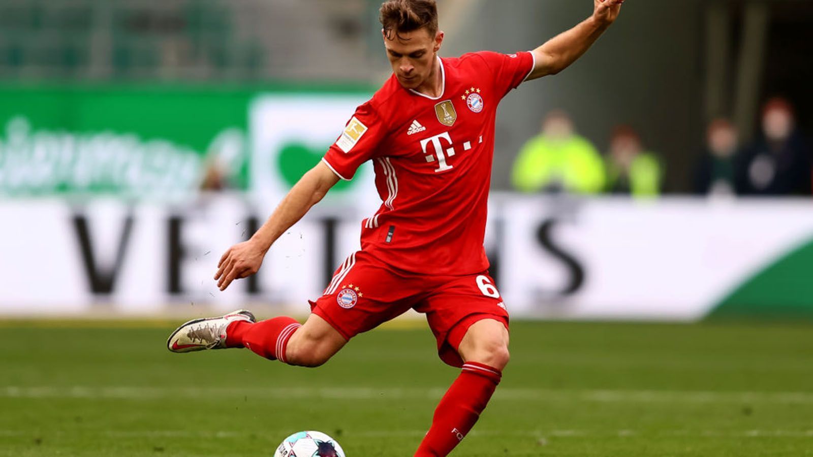 
                <strong>Joshua Kimmich</strong><br>
                Steigert sich nach zuletzt etwas fahrigen Auftritten zunächst und agiert stabiler. Am richtigen Ort, als Daley Sinkgraven den Ball im eigenen Sechzehner verliert und Kimmich souverän zum 2:0 ins lange Eck trifft. Baut in der zweiten Hälfte aber etwas ab und leistet sich die meisten Ballverluste beim FCB (18). ran-Note: 3
              