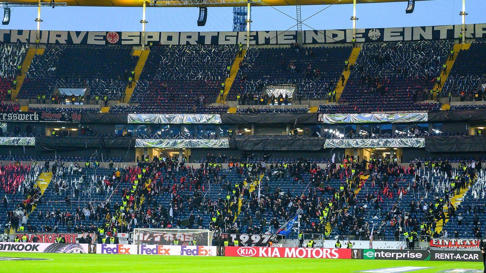 
                <strong>Aus Protest gegen Polizeieinsatz: Eintracht Fans zerstören eigene Choreo</strong><br>
                Frankfurts Vorstandsmitglied Axel Hellmann kritisierte die Polizei für ihr Vorgehen: "Ich kann es nicht nachvollziehen, dass die Polizei aufgrund eines emotionalen Videos so etwas veranlasst. Das war natürlich kein Aufruf für Gewalt oder das Abbrennen von Pyrotechnik", sagte Hellmann bei "Sport1". 
              