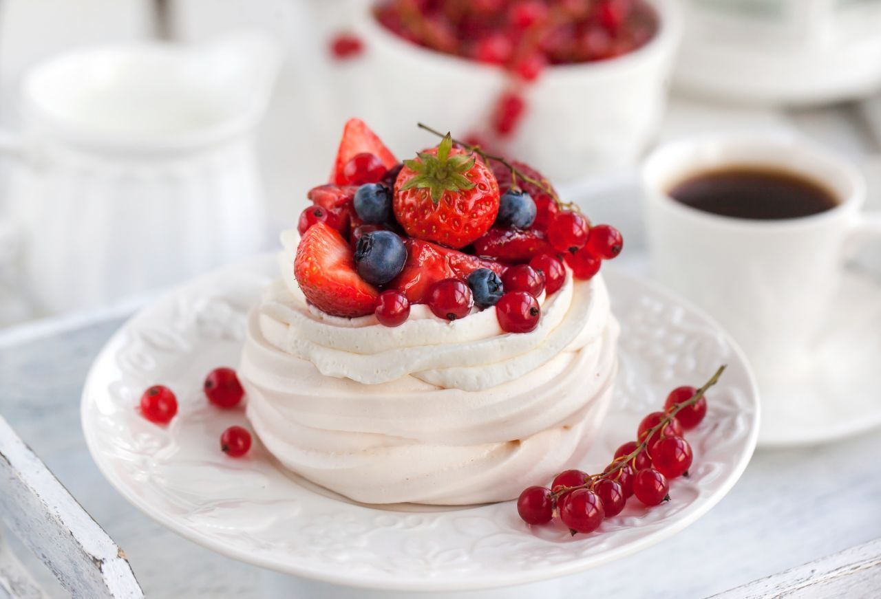 Die neuseeländische Torte Pavlova besteht aus Baiser und wird mit Sahne und Früchten gefüllt. Sie wird sowohl in Neuseeland, als auch in Australien als Nationalgericht angesehen. Die beiden Länder streiten sich noch heute darüber, wer Pavlova letztendlich erfunden hat.