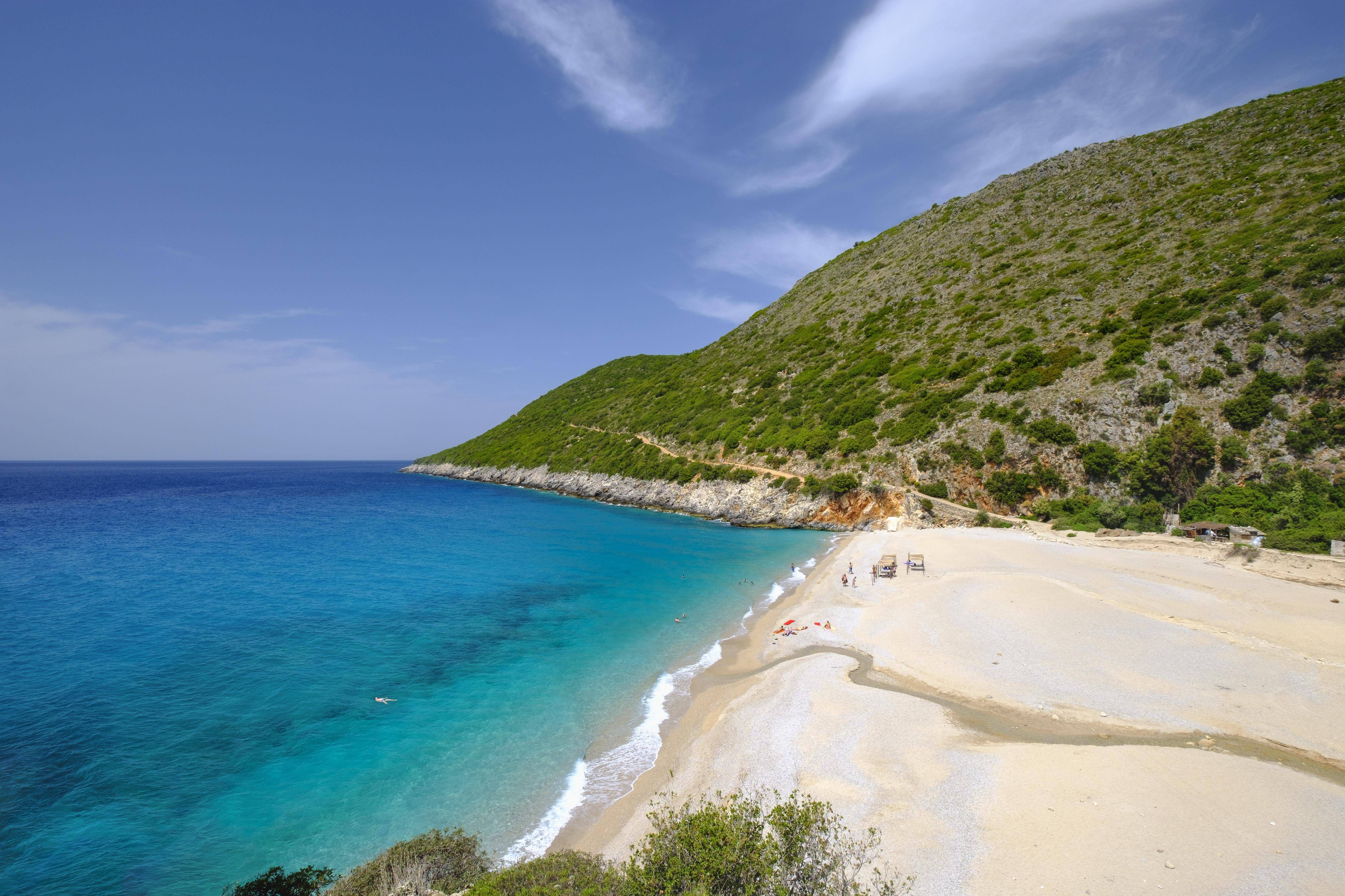 Karibik? Könnte sein. Aber das ist die albanische Riviera. Sie lockt mit Traumstränden und türkis-blauem Wasser. Das ist der Gjipe-Strand zwischen Dhërmi und Himara.