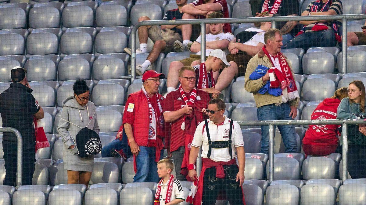 
                <strong>Die Fan-Flucht</strong><br>
                Beim letzten Heimspiel der Saison verliert der FC Bayern nicht nur das Duell gegen RB Leipzig mit 1:3 und die Tabellenspitze, sondern auch seinen Anhang. Unvergessen die Live-Fernsehbilder, auf denen ab der 80. Spielminute tausende Fans aus der Allianz Arena strömen. Die Meisterschaft scheint verspielt, denn Dortmund hat sich mit dem 3:0-Sieg in Augsburg in die Pole-Position gebracht.
              