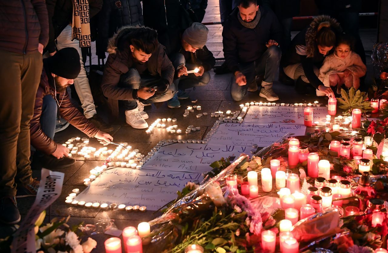 Am 19. Dezember 2016 rast um 20 Uhr ein Lastwagen in den Weihnachtsmarkt am Breitscheidplatz in Berlin. 49 Menschen werden verletzt, es gibt 12 Tote. Kurz danach bekennt sich der Islamische Staat zu dem Anschlag. Auf dem Bild: Iranische Flüchtlinge gedenken den Opfern.