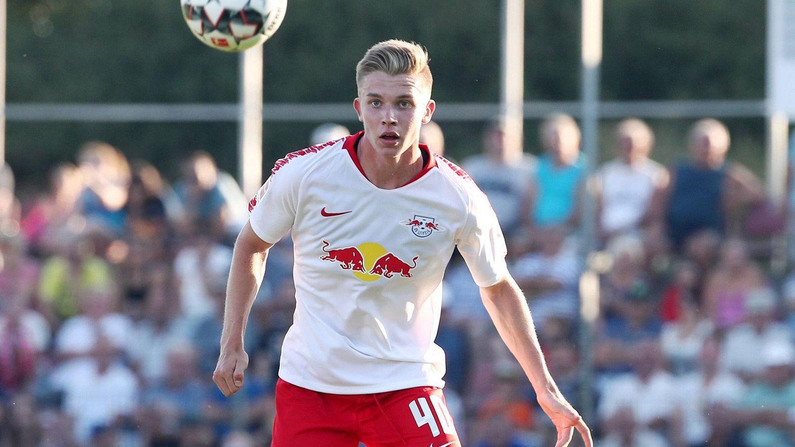 
                <strong>Erik Majetschak (RB Leipzig)</strong><br>
                Für eine knappe halbe Stunde durfte Majetschak schon in der Europa-League-Quali für die Leipziger Profis ran. Diese Saison wird er aber noch in der U19 Spielpraxis sammeln. Dass er zu den besten Mittelfeldstrategen seines Jahrgangs zählt, zeigen nicht zuletzt seine regelmäßigen Nominierungen in die Junioren-Nationalmannschaft. Drei Tore aus drei Spielen sprechen zudem für seine derzeit starke Form.
              
