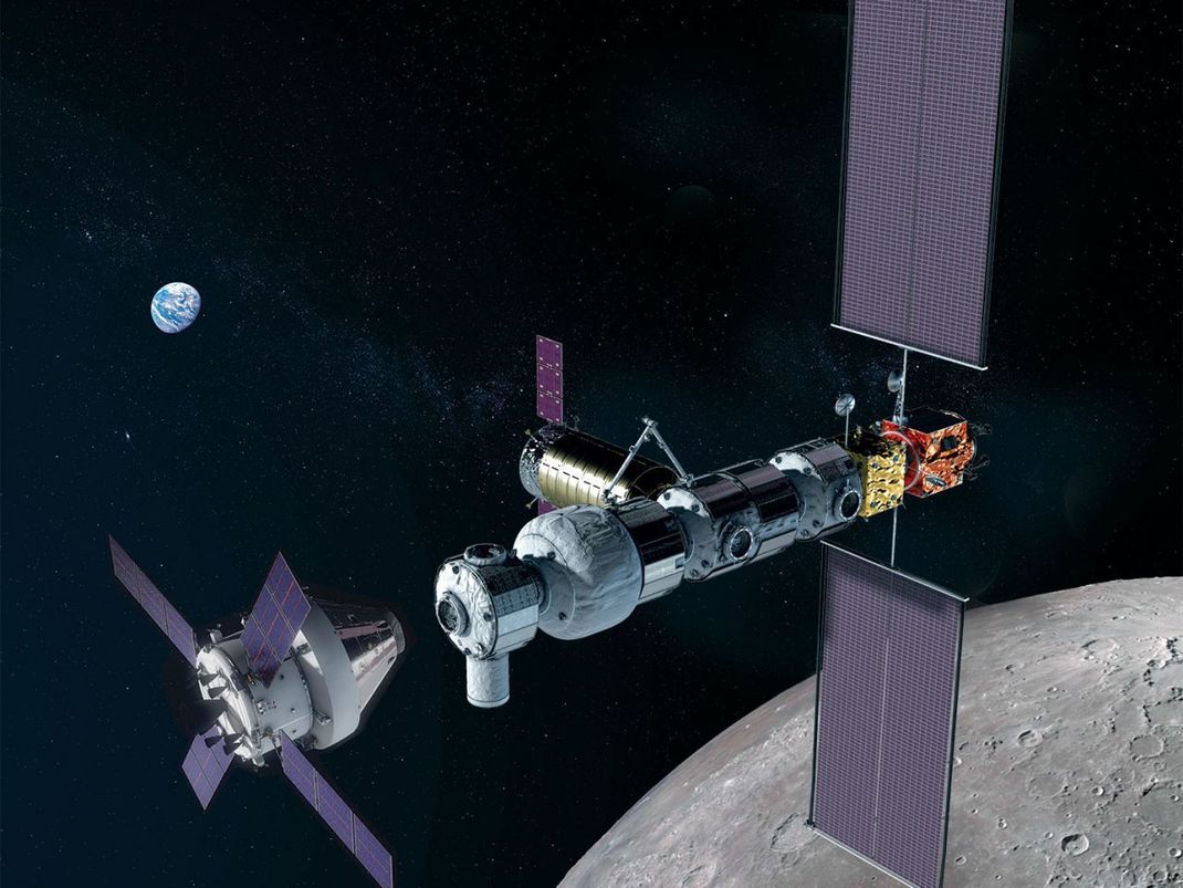 Die geplante US-Raumstation Lunar Gateway. Sie soll um den Mond fliegen und den Astronaut:innen bei der Landung helfen. Da sie einen ganz anderen Zweck hat, ist sie kein echter Nachfolger für die ISS.