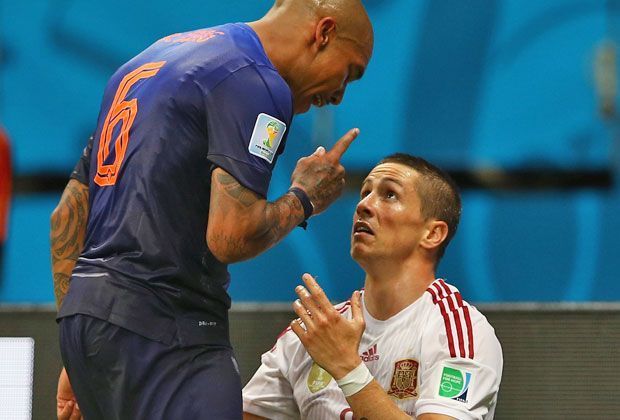 
                <strong>Spanien vs. Niederlande: 1:5 - Lehrstunde in Oranje</strong><br>
                Was Nigel de Jong hier wohl zu sagen hat? Spanien-Stürmer Fernando Torres scheint aber genau hinzuhören.
              