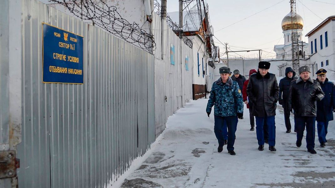 Das Team von Kremlgegner Alexej Nawalny hat am 25.12.2023 darüber informiert, dass der Gegner von Kremlchef Putin nach langer Suche von einem Anwalt in dem Lager IK-3 in Charp am Polarkreis gefunden worden sei.