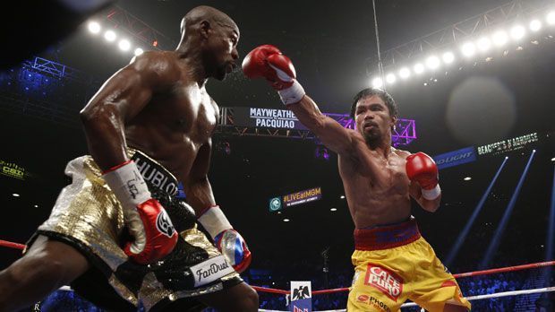 
                <strong>Manny Pacquiao vs Floyd Mayweather jr (2015)</strong><br>
                2015 - nach jahrelangen Verhandlungen - trafen sich Floyd Mayweather und Manny Pacquiao endlich zum "Kampf des Jahrhunderts". Das Duell der beiden besten Pound for Pound Boxer brach alle Umsatz-Rekorde, konnte die hohen Erwartungen aber nicht erfüllen. Ganz im Gegenteil. Mayweather brachte Pacquiao mit seiner Schnelligkeit zur Verzweiflung und gewann einstimmig nach Punkten. Im Nachhinein wurde bekannt, dass der Pac Man aufgrund einer Schulterverletzung nicht im Vollbesitz seiner Kräfte war.
              