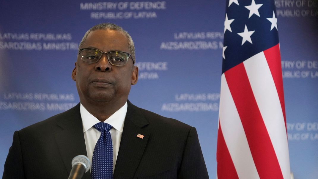 US-Außenminister Lloyd Austin gibt bekannt, dass die USA ein Waffenlager in Syrien angegriffen haben.