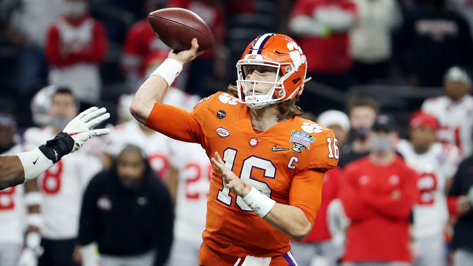 
                <strong>1. Pick - Jacksonville Jaguars: Trevor Lawrence (QB, Clemson)</strong><br>
                Warum überdenken, was offensichtlich ist. Gemeinsam mit dem neuen Head Coach Urban Meyer, der bereits mit den Florida Gators nationaler College-Football-Meister wurde, wird Quarterback Trevor Lawrence entscheidend dafür sein, dass auch der Pro-Football ganz im Norden Floridas attraktiver wird. Der 21-Jährige bringt alles mit, was ein junger Quarterback braucht - und das bereits seit seiner Highschool-Zeit. Endlich ist der seit fast einem Jahrzehnt vorhergesehene Weg in die NFL abgeschlossen und der Spielmacher wird sich nun auf der höchsten Ebene beweisen können.
              