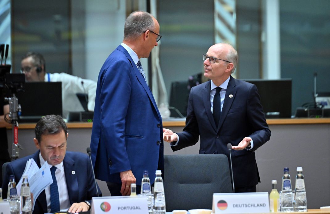 Friedrich Merz (Mitte) und Luc Frieden (rechts) tauschten sich bereits Ende Juni in Brüssel aus. (Archivbild)