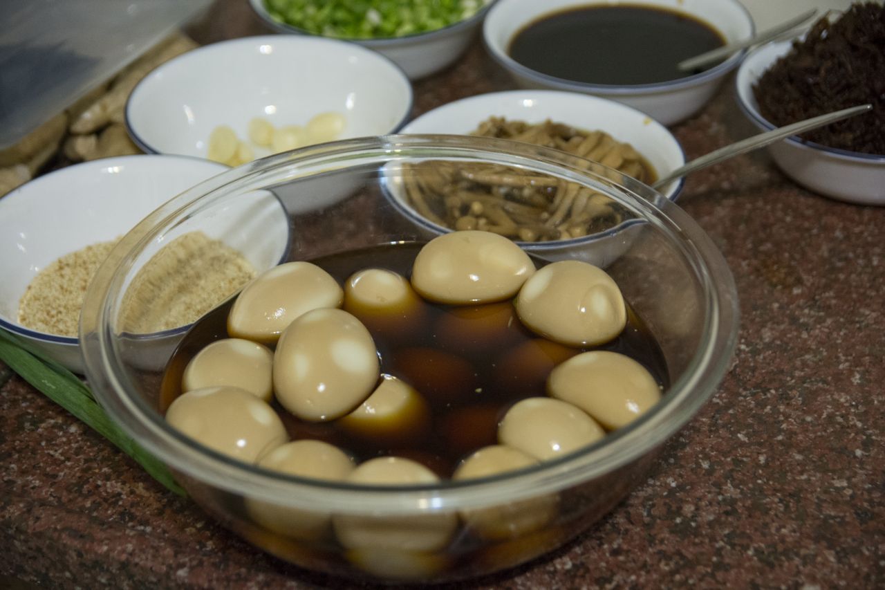 Ajitsuke Tamago: weichgekochtes Ei, mariniert in Soja-Soße und Reiswein
