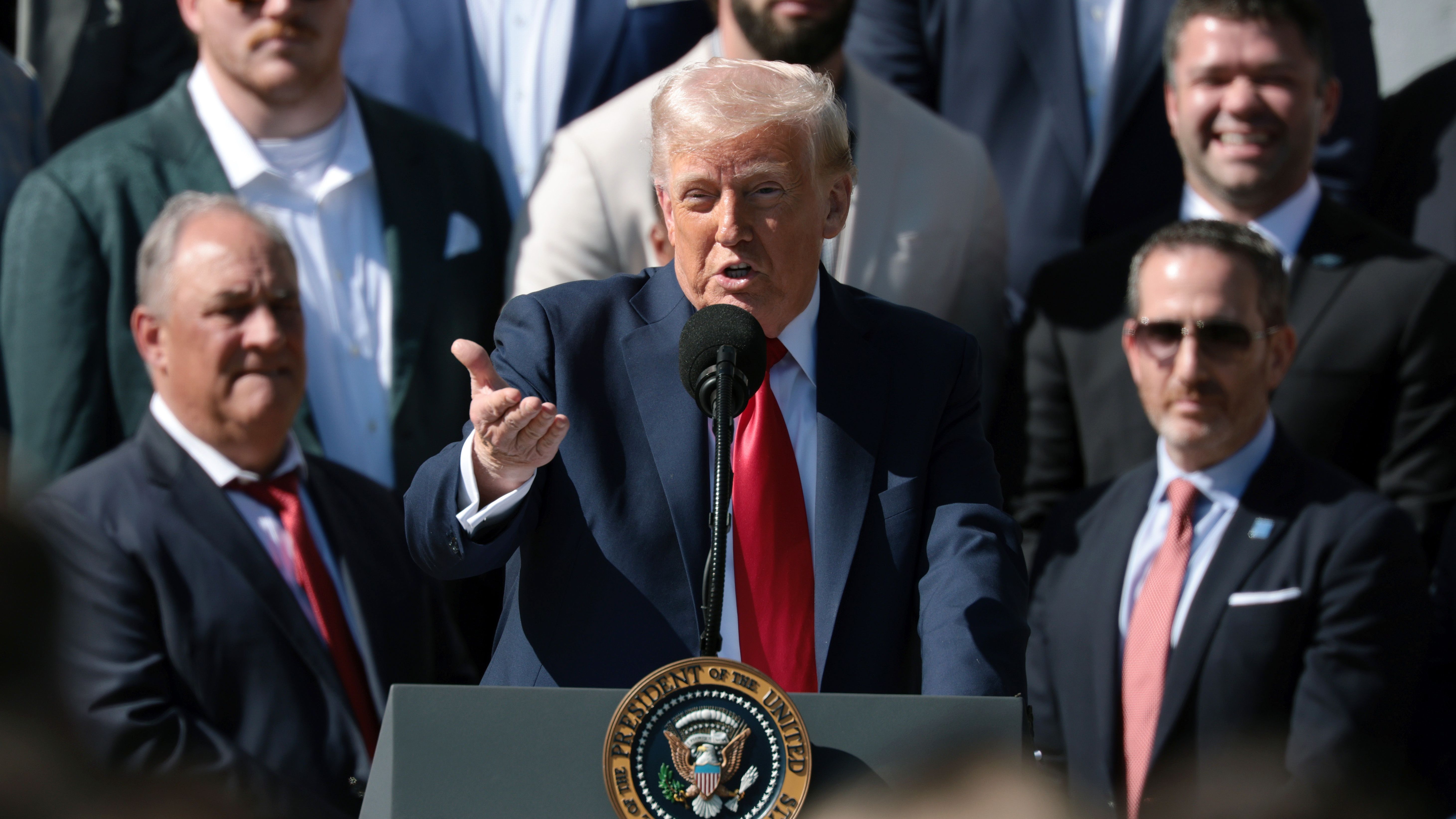 <strong>NFL: So lief der Besuch der Philadelphia Eagles im Weißen Haus</strong><br>Trump machte sich auch dafür stark, dass der Tush Push bleibt. "Die Eagles haben bei ihrem typischen Spielzug, dem Tush Push, einen Touchdown erzielt", sagte Trump. "Es wird darüber gesprochen, den Spielzug abzuschaffen. Ich verstehe das. Aber sie sollten ihn behalten. Was meinst du, Saquon? Wir haben Jungs wie ihn, die einen ein bisschen herumschieben? Ich finde das gut. Es ist irgendwie aufregend und mal etwas anderes."