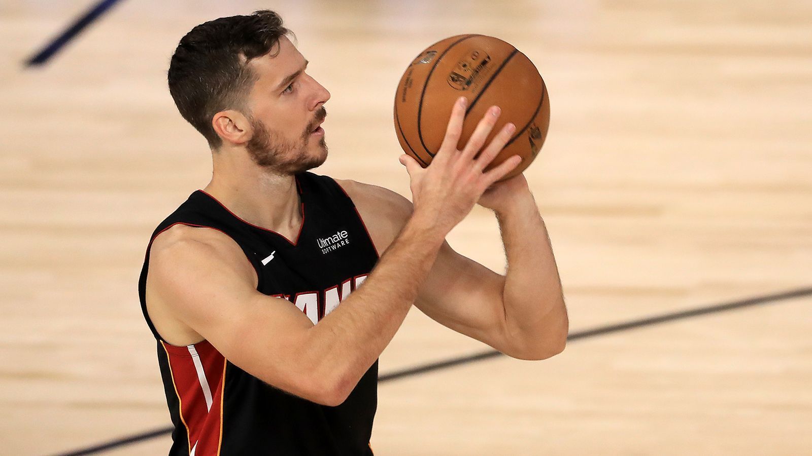 
                <strong>Goran Dragic (Miami Heat)</strong><br>
                Bis zu seiner Fußverletzung in den Finals war Dragic der Topscorer bei den Heat in den Playoffs. Mit 34 Jahren und einem 17-Mio.-Vertrag ist er auf dem Papier nicht mehr allzu rentabel. Nach seinen Leistungen in der Bubble beurteilt, ist die Summe aber immer noch gerechtfertigt. Bleibt die Frage, ob die Heat nochmal in den Slowenen investieren. Unterkommen wird der Routinier, der unrestricted in die Offeseaso geht, aber ganz sicher.
              