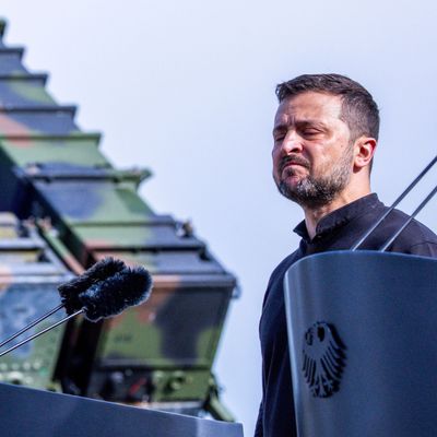 Selenskyj steht bei einem Besuch der Ausbildung von ukrainischen Soldaten vor dem Flugabwehrraketensystem "Patriot" auf einem Truppenübungsplatz in Mecklenburg-Vorpommern. 