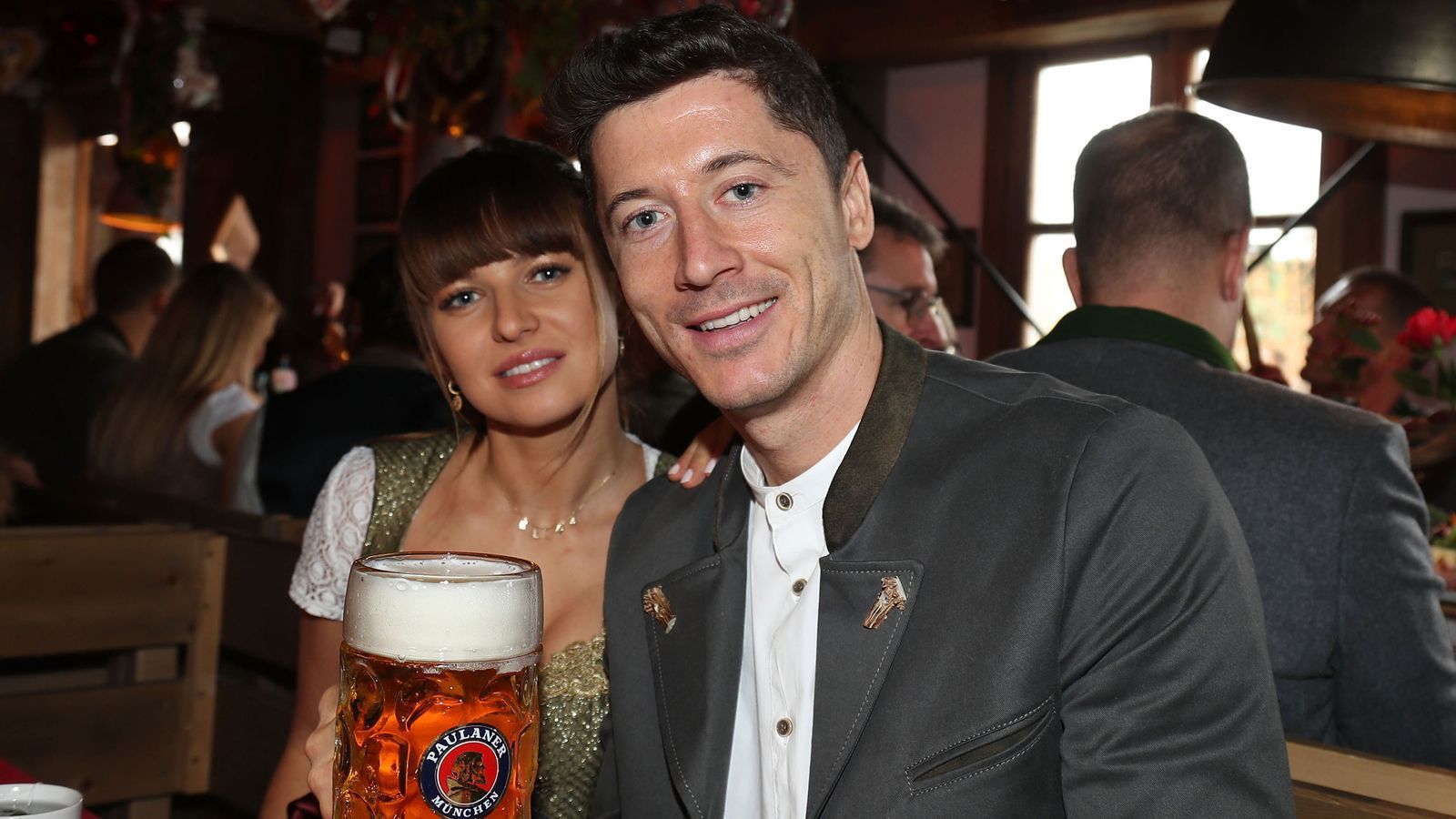 
                <strong>Die Bayern-Stars auf dem Oktoberfest 2019</strong><br>
                Robert Lewandowskis Treffer zum 1:1-Ausgleich gegen Hoffenheim konnte die erste Saisonniederlage nicht verhindern. Immerhin zog der polnische Star, hier im Bild mit Ehefrau Anna, in der ewigen Bundesliga-Torschützenliste nun mit 213 Bundesliga-Treffer mit Ikone Manfred Burgsmüller gleich und liegt auf Platz 4. Darauf kann man sich auch mal eine Mass genehmigen.
              