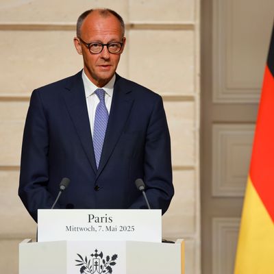 Vor seinem ersten Telefonat als Bundeskanzler mit Donald Trump hat Friedrich Merz deutliche Worte an den US-Präsidenten gerichtet. 