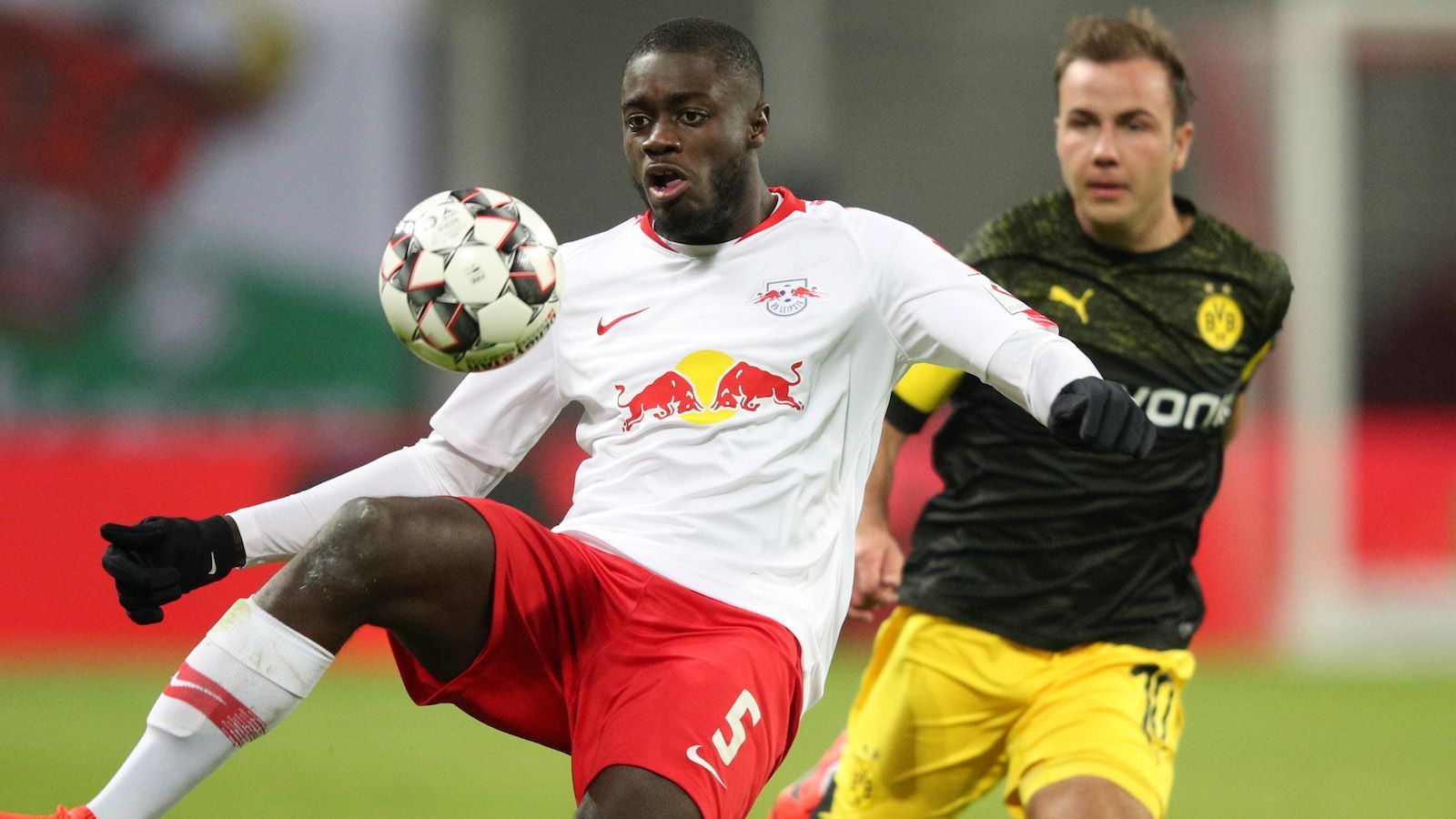 
                <strong>Dayot Upamecano (RB Leipzig) </strong><br>
                Die "Bild"-Zeitung vermeldete Anfang der Woche offensiv: "FC Bayern mit Upamecano einig". Auf den ersten Blick macht der Move der Münchner Sinn. Die Zeit für Jerome Boateng und Javi Martinez läuft in München allmählich ab, Lucas Hernandez kommt wegen diverser Verletzungen nicht auf die Beine und Niklas Süle braucht nach seinem Kreuzbandriss noch einige Wochen, wenn nicht Monate, um wieder richtig fit zu werden.
              