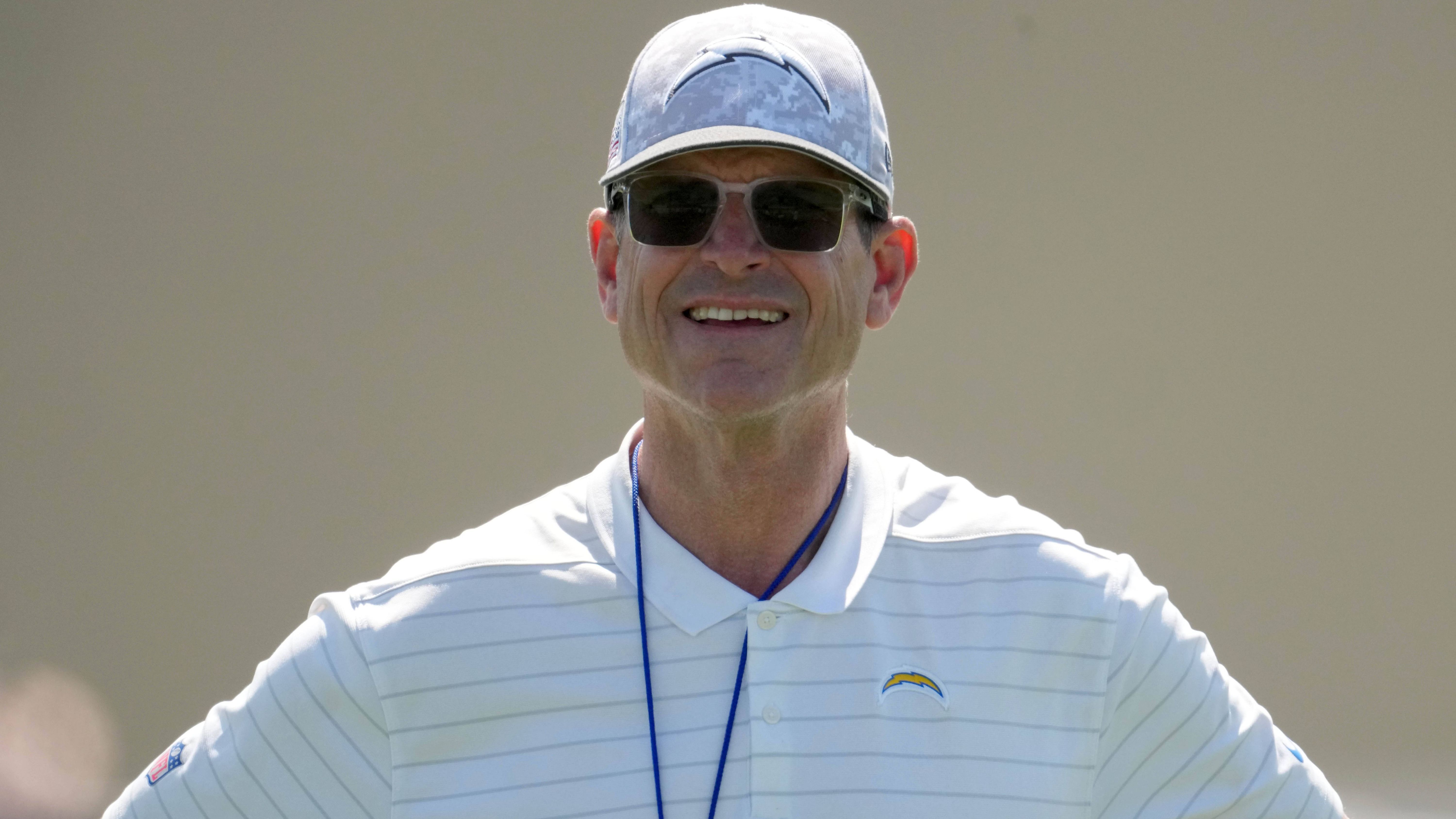 <strong>Los Angeles Chargers: Nächster Schritt zum Contender?</strong><br>Bei den Chargers steht Head Coach Jim Harbaugh selbstverschuldet unter Druck. Die Vorsaison verlief besser als gedacht, ergo sind die Erwartungen weiter gestiegen. Der Kader wurde auf den wichtigen Positionen verstärkt. In der Vorbereitung müssen die Chargers als Ganzes nun den nächsten Schritt gehen, um in der AFC tatsächlich zu den Titelkandidaten zu gehören.