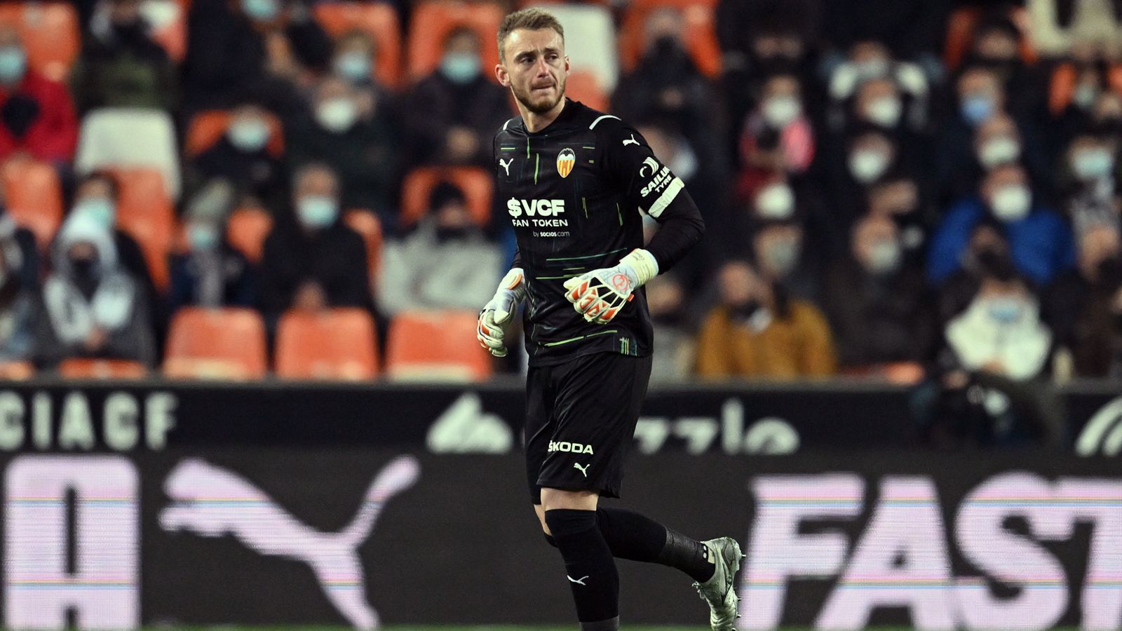 
                <strong>Platz 7 - Jasper Cillessen</strong><br>
                &#x2022; <strong>Wechsel zu:</strong> FC Valencia<br>&#x2022; <strong>Vorheriger Verein: </strong>FC Barcelona<br>&#x2022; <strong>Alter zum Zeitpunkt des Wechsels: </strong>30 Jahre (August 2019)<br>&#x2022; <strong>Ablösesumme: </strong>35 Millionen Euro<br>
              