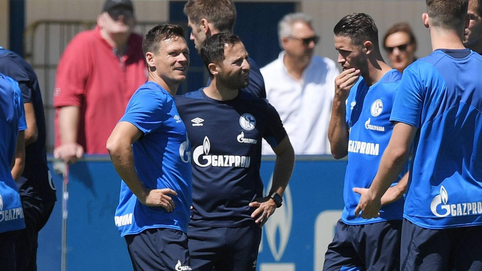 
                <strong>FC Schalke 04</strong><br>
                Trainer Domenico Tedesco (Mi.) bat seine Schalker Mannschaft am 1. Juli erstmals wieder zum Training. Laut Medienberichten beobachteten um die 3.000 Fans den Auftakt in die Saison 2018/19.
              