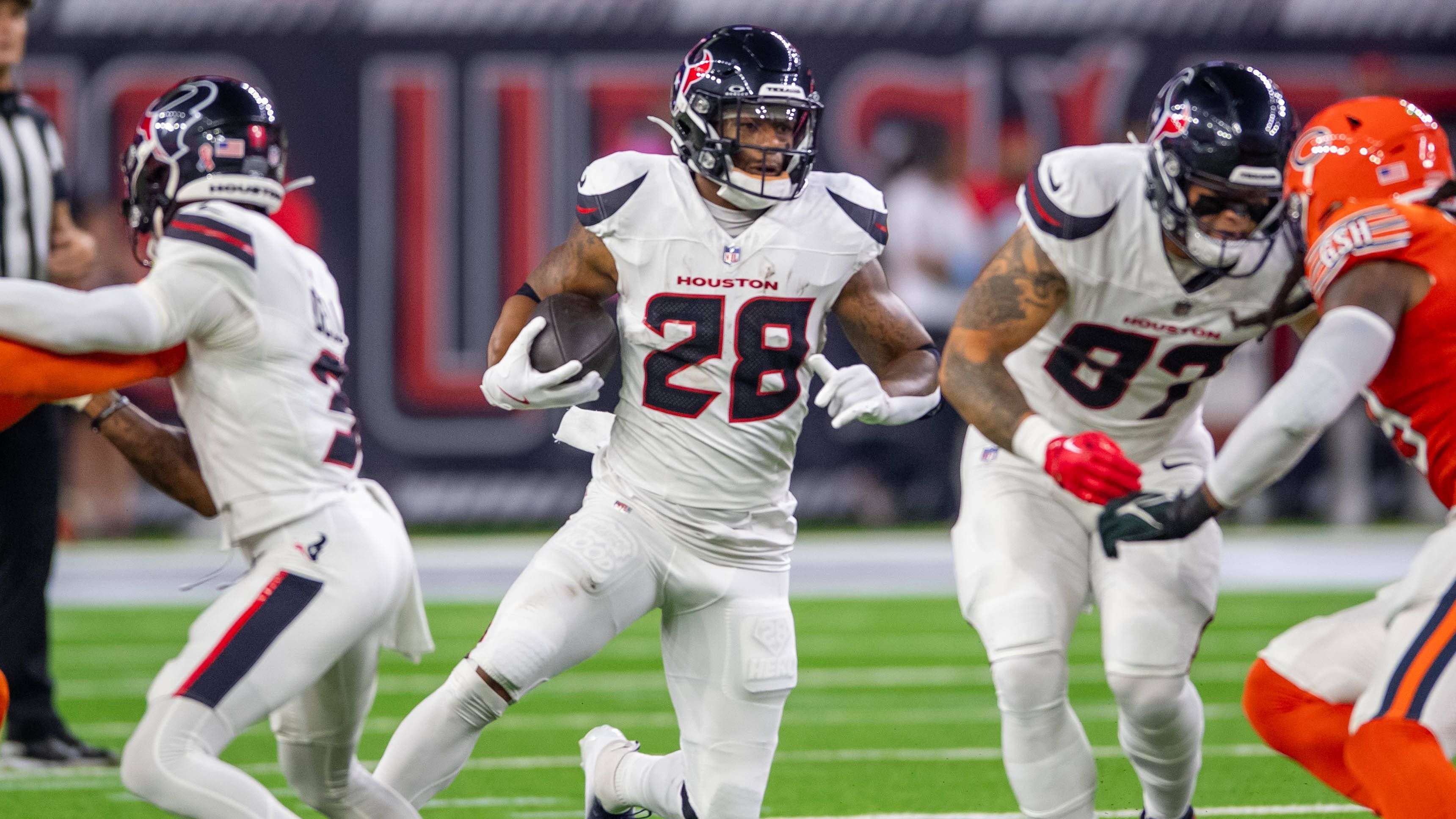 <strong>Joe Mixon (Houston Texans)</strong><br>Das Hip Drop Tackle ist seit dieser Saison verboten, dennoch sah man es bereits mehrfach in der noch jungen Saison. So auch bei Bears Linebacker T.J. Edwards, der nach dem SNG höchstwahrscheinlich noch eine nachträgliche Strafe erhalten wird. Leidtragender war Texans Running Back Joe Mixon, der sich bei der Aktion im zweiten Viertel am Sprunggelenk verletze. Der ehemalige Bengals-Star konnte jedoch kurz darauf wieder aufs Spielfeld zurückkehren.