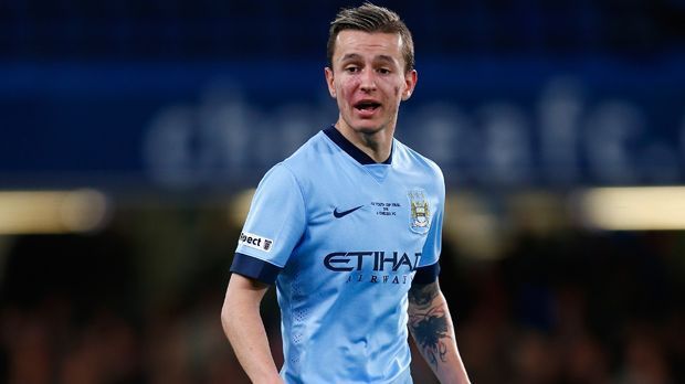 
                <strong>Manchester City: Bersant Celina</strong><br>
                Manchester City: Bersant Celina. Sein Start verlief nicht gerade glücklich. Der 19-jährige Norweger debütierte bei der 1:3-Niederlage am 6. Februar 2016 gegen Leicester City. Immerhin konnte er nach seiner Einwechslung gegen die Foxes das Tor von Sergio Agüero auflegen.
              