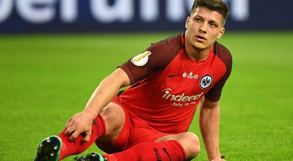 
                <strong>Luka Jovic (Eintracht Frankfurt)</strong><br>
                Gefährlichster Frankfurter Angreifer. In der 1. Halbzeit noch mit einem harmlosen Schuss, erzielt er in der 75. Minute nach einer Ecke artistisch mit der Hacke den Führungstreffer der Eintracht. Das entscheidende Tor, das Frankfurt nach Berlin schickt. Daher ran-Note: 1
              