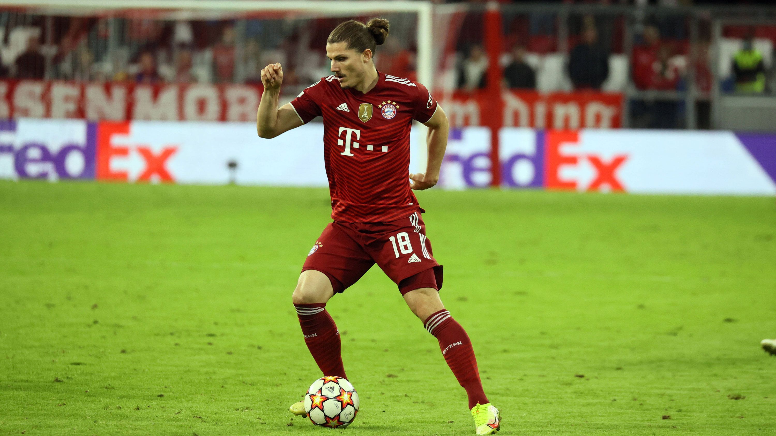 
                <strong>Zentrales Mittelfeld: Marcel Sabitzer (FC Bayern München)</strong><br>
                Der Neuzugang des FC Bayern München dürfte dank seines Ratings von 84 Punkten in einigen Bundesliga-Mannschaften zu finden sein. Im Gegenzug für 2.500 Münzen erhalten die Spieler einen klassischen Allrounder, der mit einem Schuss-Wert von 84 und einem Pass-Rating von 81 gefällt. Wichtig ist auch der hohe Ausdauer-Wert von 85, sodass die sowohl defensiv als auch offensiv hohe Arbeitsrate am Ende einer Partie nicht zu sehr ins Gewicht fällt.
              