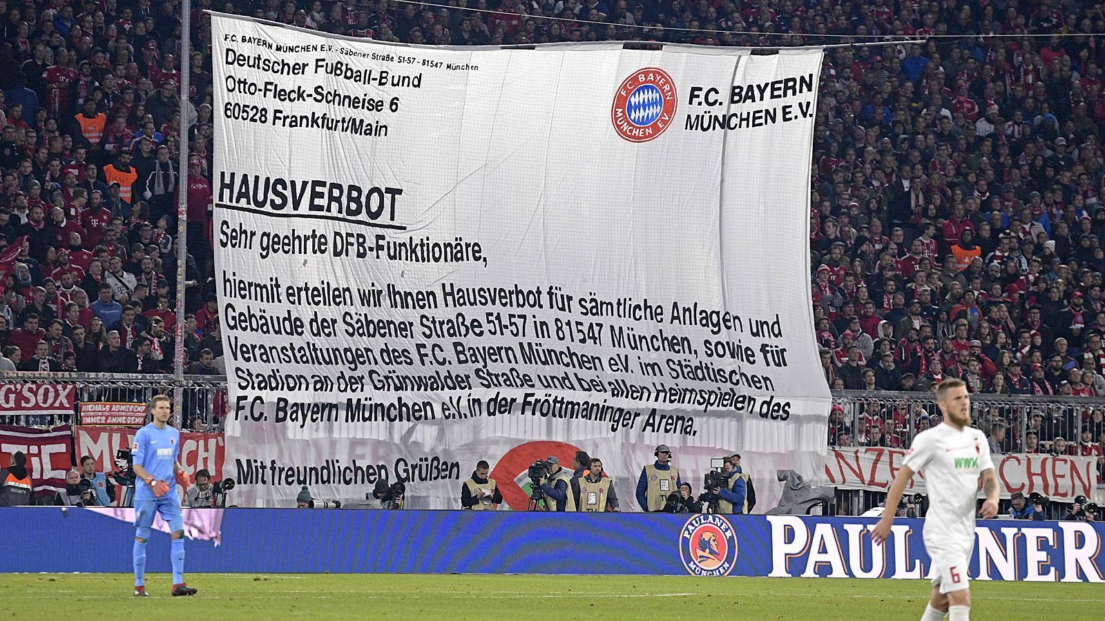 
                <strong>Fan-Protest in München</strong><br>
                Die Bayern-Fans verfassten einen überdimensionalen Brief an die DFB-Zentrale in der Frankfurter Otto-Fleck-Schneise.
              