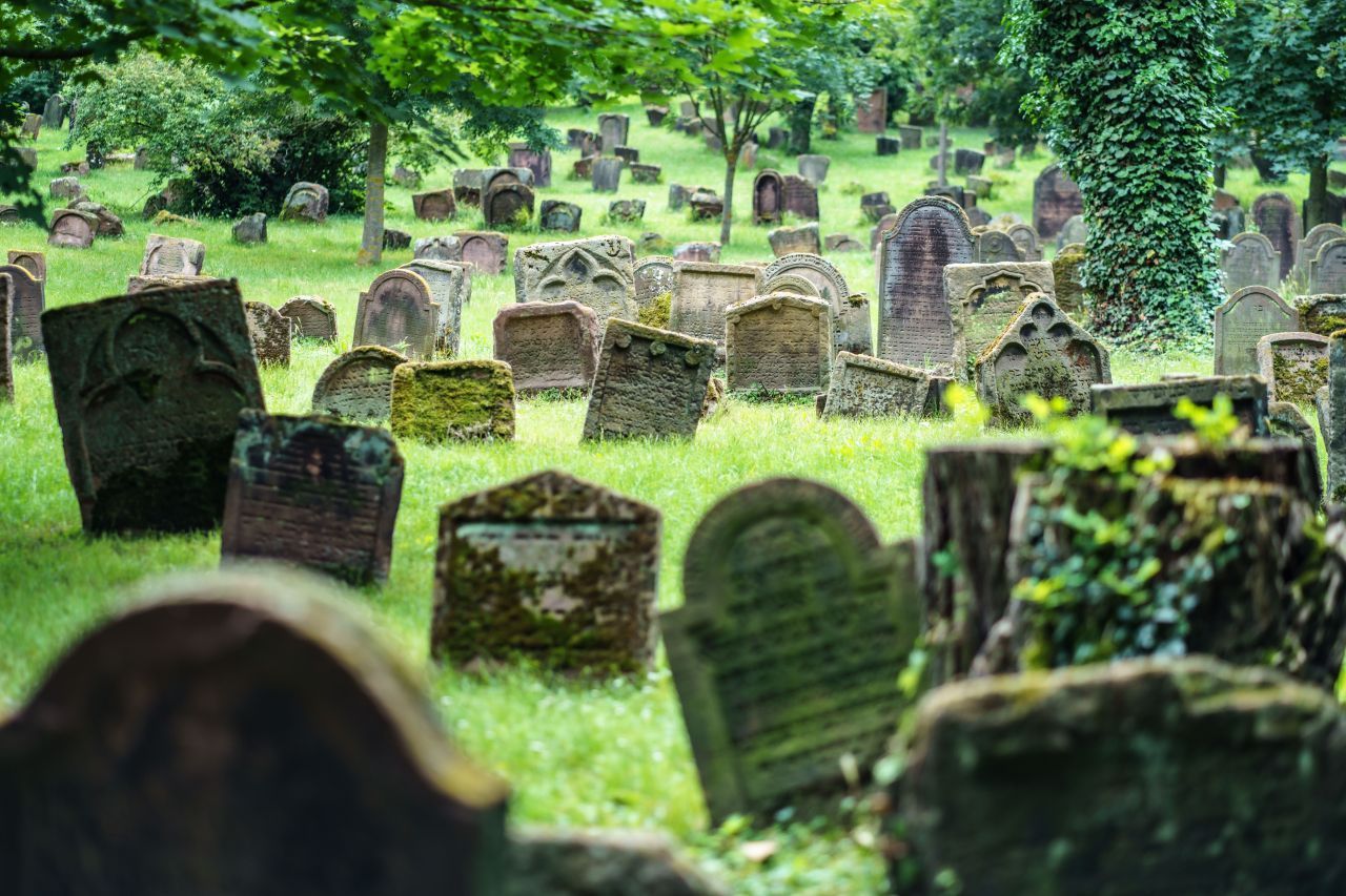 Zahlreiche Grabsteine stehen auf dem Friedhof "Heiliger Sand". Der älteste jüdische Friedhof Europas weist etwa 2.000 Gräber auf. Die Unesco zeichnete 2021 das jüdische Kulturgut in Deutschland als Welterbe aus. Die Auszeichnung ging an die sogenannten SchUM-Stätten Speyer, Mainz und Worms und Speyer, die im Mittelalter das Zentrum des Judentums in Europa waren.