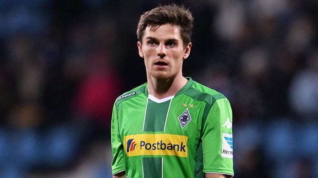 
                <strong>Jonas Hofmann</strong><br>
                Jonas Hofmann: Der 23-Jährige steht am Samstag vor seinem Pflichtspieldebüt für die Gladbacher - gegen sein Ex-Team. Im Winter wechselte der Mittelfeld-Profi für rund acht Millionen Euro Ablöse vom BVB nach Mönchengladbach, um mehr Einsatzzeit zu bekommen. Während sich die Gladbacher bisher neben Hofmann auch noch mit Martin Hinteregger von RB Salzburg verstärkten, haben die Schwarz-Gelben noch keinen Neuzugang vermeldet. 
              