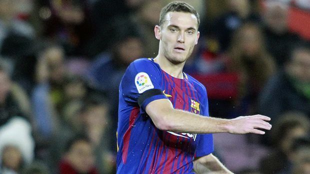 
                <strong>Thomas Vermaelen</strong><br>
                Handelt sich nach 20 Minuten durch ein notwendiges, taktisches Foul eine Gelbe Karte ein. Dem Belgier wird die fehlende Spielpraxis im weiteren Verlauf der Partie angemerkt. Wirkt oft unsicher und zerfahren, kann das Spiel von hinten raus nicht beruhigen. Bei Benzemas Kopfball an den Pfosten (43. Minute) wieder ein bisschen zu spät. In der zweiten Halbzeit bekommt er weniger zu tun. Angesichts seiner Form besser für Barcelona. ran-Note: 4
              