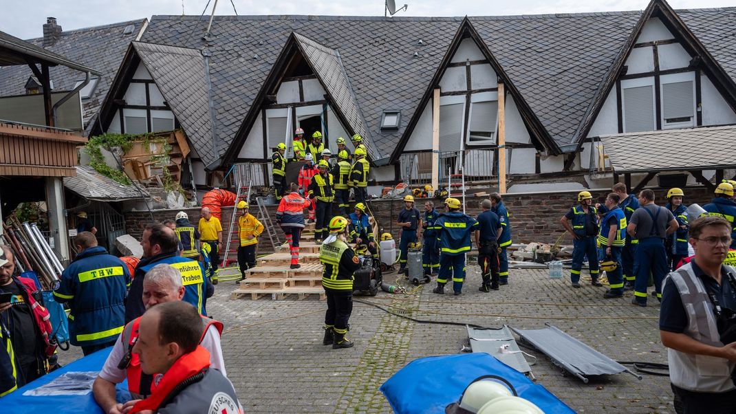 Nach dem Einsturz eines Hotels in Kröv an der Mosel ist eine Frau aus den Trümmern gerettet worden.